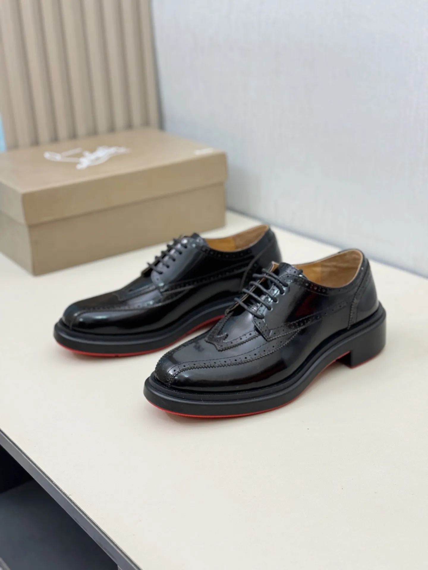 [CL～High-end men’s red-soled shoes] Top P: 880💰. Size: 39-44 (38.45.46 can be customized) 🆑Top original order purchasing agent Imported open-edge bead fabric and water-dyed cowhide inside 🉑️ Imported TPU rubber sole, wear-resistant and non-slip, full of European style.